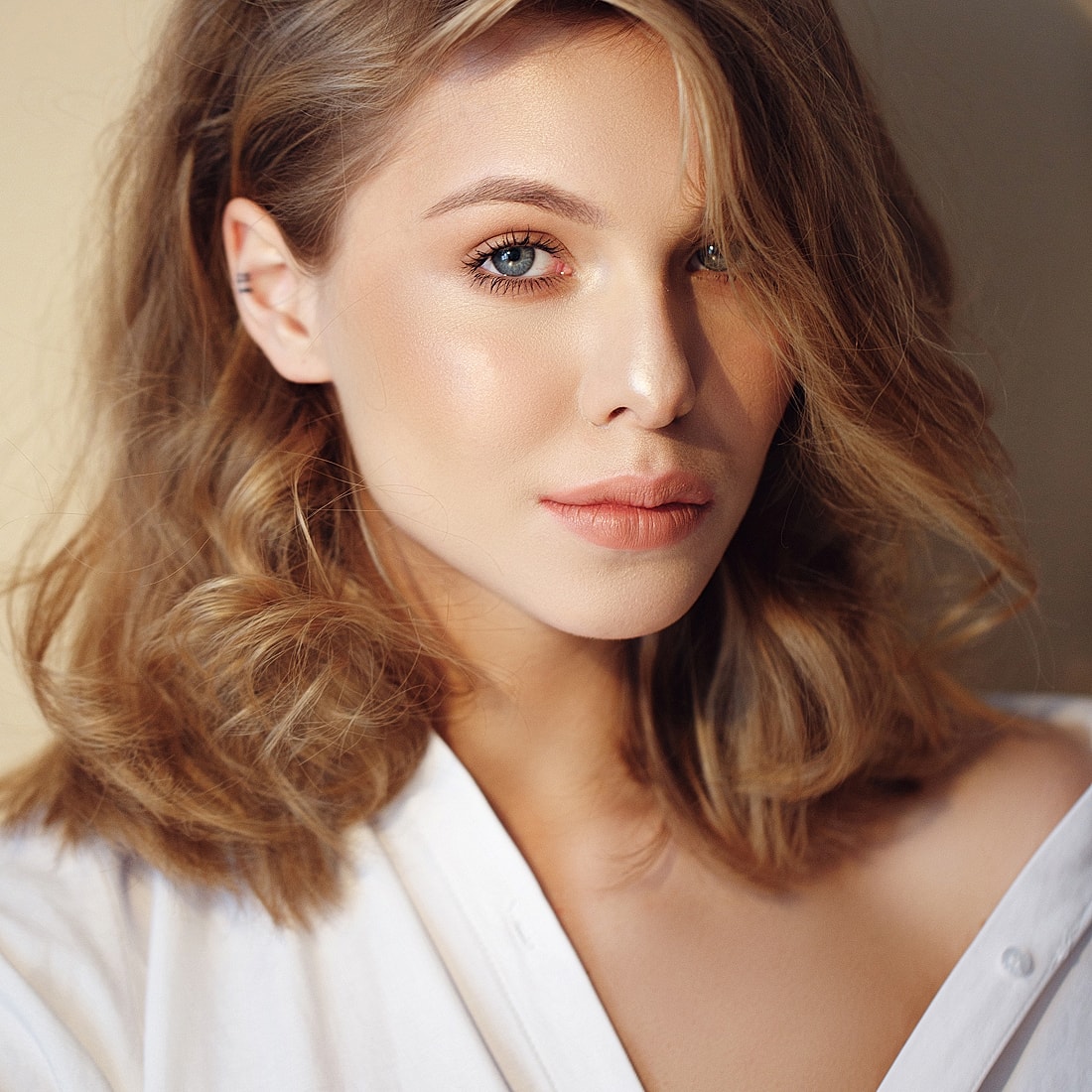 Portrait of a woman with wavy hair.